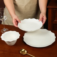 Vente en gros, ensemble tasse et soucoupe en céramique avec motifs de fleurs, ensemble de théière élégant pour restaurant, ensemble de vaisselle avec décalcomanie personnalisée