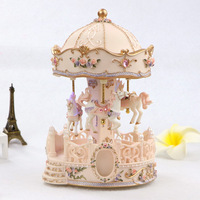 Boîte à musique carrousel de style européen, origine Chine, cadeau d'anniversaire pour filles, meilleur ami des enfants, artisanat en résine miniature de Noël