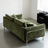 Canapé Bauhaus de style moderne du milieu du siècle pour un salon. Nouvelle conception 2026 pour les appartements de petite taille. Canapé en tissu tweed rétro français.