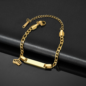 Bracelet pour enfants gravé avec un nom personnalisé, plaqué or 18 carats, chaîne figaro en acier inoxydable avec breloque, bijoux personnalisés pour l'anniversaire d'un bébé - Product Image 4