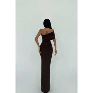 ชุดราตรีเดรสยาวแบบแขนเดียวสีน้ำตาลทรงเอไลน์ แต่งเอวทรงเอ็มไพร์ประดับมุก ยี่ห้อ Vanya ไซส์พลัส เหมาะสำหรับงานปาร์ตี้และงานเลี้ยง - Product Image 1