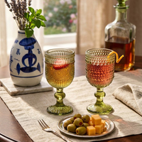 Vintage geëmbosseerd glazen kelkje, Europees bloemmotief reliëf wijnglas, gekleurd geperst waterkelkje voor bruiloft, feest & thuisgebruik
