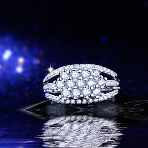 Anello da Donna a Tre File con Taglio Rotondo Scintillante, Elegante Gioiello Regolabile in Lega, Stile Moderno - Product Image 3