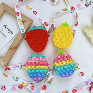 Симпатичная Цветная сумка в форме клубники и ананаса, силиконовая сумка для игрушек для снятия стресса, сумка-кошелек через плечо для монет