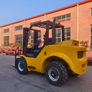 Chariot élévateur tout-terrain 4x4 de 3,5 tonnes, hauteur de levage 4 mètres, idéal pour les applications extérieures dans les entrepôts de boiseries, les ports et les chantiers de construction - Product Image 2