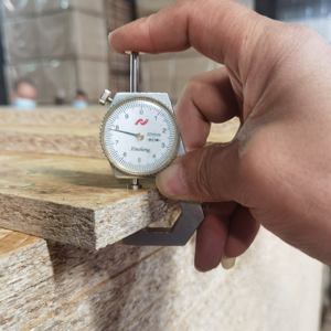 Panneau OSB3 structurel <span class=keywords><strong>15</strong></span> <span class=keywords><strong>mm</strong></span> 9 <span class=keywords><strong>mm</strong></span> - 1220x2440 <span class=keywords><strong>mm</strong></span> pour toiture, mur et sol dans la construction de maisons en bois - Product Image 4