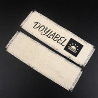 Étiquettes de vêtements en toile de coton 100% avec logo personnalisé imprimé à l'écran, design à bords effilochés faits à la main