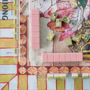Juego de Fichas de Mahjong Americano <span class=keywords><strong>Fengcai</strong></span> 2026 de Acrílico de Alta Calidad, Color Rosa Pálido y Blanco, Diseño de Loto, Arte Moderno, 4 Capas, Entretenimiento - Product Image 4