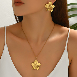 2025 nuevo collar y pendientes llamativos dorados con diseño de flores de alta calidad al por mayor, conjunto de joyas florales para eventos especiales de boda - Product Image 3