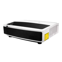 Projecteur laser ultra courte focale 5000 lumens 4K HDR pour une expérience cinéma immersive dans un home cinéma de luxe