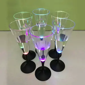 바 공급 Led 플라스틱 샴페인 유리 컵 220ml 다채로운 깜박이 LED 샴페인 유리 컵 LED 깜박이 마티니 유리
