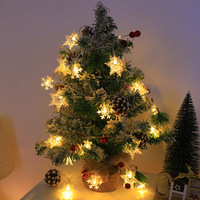 Skandinavischer Stil LED-Lichterkette mit Schneeflocken und Tannenzapfen, Wasserdichte Weihnachtsbaumdekoration mit Roten Beeren, Tannenbaum, Schneemann und Weihnachtsmann