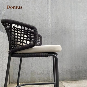 Tabouret de <span class=keywords><strong>bar</strong></span> d'extérieur moderne de style nordique avec cadre en aluminium à pieds hauts, dossier en rotin tressé, imperméable et résistant au soleil pour terrasse et jardin - Product Image 3