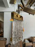 Lustre suspendu moderne et personnalisé à haut plafond en acier inoxydable pour escalier dans le hall d'un hôtel de luxe en verre