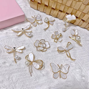 Venta al por mayor de broches policromáticos personalizados para mujer, broche de libélula bonito con diamantes de imitación de cristal, broche de Animal Vintage europeo - Product Image 1