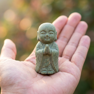 Statue de Jizo, petit moine Bouddha, sculpture en grès mat pour jardin zen, sourire incliné, décoration de méditation, cadeau pour la maison, le bureau, gris - Product Image 6