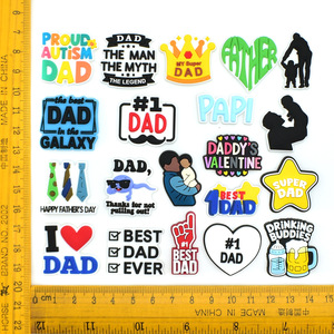 จี้รองเท้ารูปพ่อและลูกชายแบบจับมือกัน ของตกแต่งความผูกพันในครอบครัวแบบกำหนดเองสำหรับเครื่องประดับวัน<span class=keywords><strong>พ่อ</strong></span> - Product Image 3