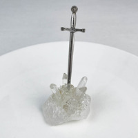 Caractéristiques uniques Produits spirituels Cristal de guérison Fengshui Épée dans la pierre pour la décoration