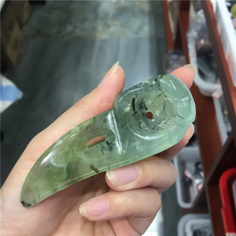 Großhandel hand geschnitzte natürliche Prehnit Vogelkopf Tier Krähe Mund Schädel für Fengshui