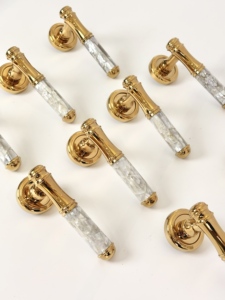 Poignée de porte en <span class=keywords><strong>laiton</strong></span> incrustée de nacre de luxe, finition or PVD, style français, levier de porte intérieur silencieux pour villa, hôtel, OEM personnalisé - Product Image 4