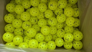 Tùy chỉnh ngoài trời pickleballs cạnh tranh với 40 lỗ bền PE Vật liệu tiêm đúc cán bóng - Product Image 4