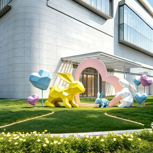 Statua di Coniglio a Forma di Cuore in Fibra di Vetro, Ornamento Geometrico Colorato per Decorazione di Giardini e Comunità - Product Image 4