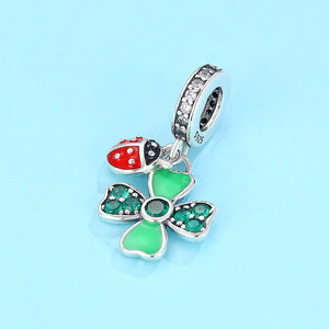 Colgante de Plata S925 con Pavé de Circonitas, Doble Colgante de Trébol y Mariquita, Esmalte Verde y Circonita, Joyería para Mujer - Product Image 4