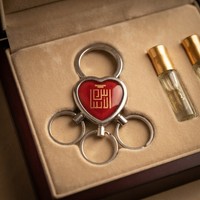 Porte-clés mousqueton multi-anneaux en forme de cœur, motif dessin animé, logo calligraphie arabe en émail rouge, en métal argenté, promotionnel pour marque de parfum