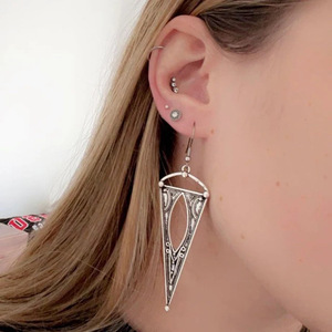 Orecchini Vintage Triangolari Traforati Incisi per Donne, Gioielli per Orecchie Geometrici Color Argento Anticato - Product Image 2