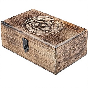 Boîte à souvenirs en bois sculpté Triquetra |   Coffret de rangement pour bijoux en bois de manguier finition antique avec loquet métallique – Vente en gros - Product Image 4