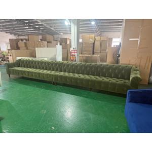 Canapé Chesterfield moderne en velours, forme allongée, tissus et éponges ignifuges, pour salon de villa. - Product Image 1