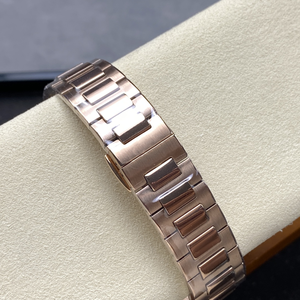 ساعة ملونة عالية الجودة بإطار من الياقوت والماس تتميز بتصميم فاخر مربع الشكل مع أحجار متلألئة - Product Image 6