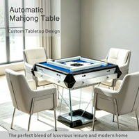 Table de mahjong automatique contemporaine avec base en verre minimaliste, plateau à motif personnalisé et machine à mélanger les jetons pour une décoration intérieure haut de gamme
