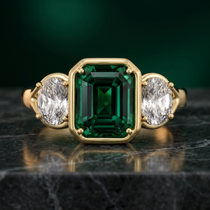 Anillo de Compromiso y Boda con Tres Piedras de Gema Verde Corte Esmeralda y Diamantes Laterales Redondos en Oro 10K 14K 18K y Plata 925 935 - Product Image 1