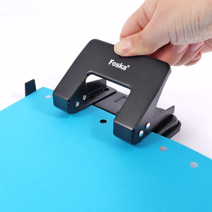 Perforatore per Carta Certificato ISO con Costruzione in Metallo Resistente, Distanza Fori Quadrata di 70mm, Righello Integrato e Vassoio Raccogli-Scarti Facile da Pulire - Product Image 3