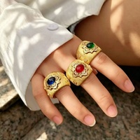 18K Vergoldeter Messing-Armreif mit Italienischer Satin-Oberfläche, Breites Band für Hochzeitsgäste, Anlaufbeständiger Cabochon-Smaragd-Armreif