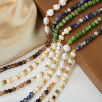 Collier en pierres naturelles aux tons terreux avec détail perle d'eau douce, chaîne d'extension ajustable plaquée or pour femme