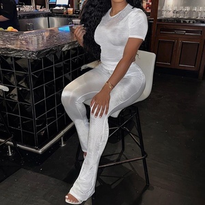 ชุดเซ็ต 2 ชิ้นสำหรับผู้หญิงแฟชั่น เสื้อแขนสั้นทรงเข้ารูปใหม่ & กางเกงลำลองเอวสูงลายเรียบ - Product Image 3