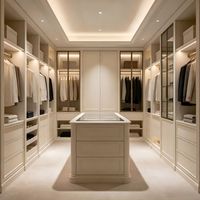 Juego de Muebles de Dormitorio Personalizados de MDF Royal con Puertas de Celosía, Molduras Doradas, Isla Central de Mármol y Armario Vestidor