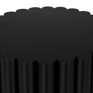 Mesa de centro Rose Con su robusta construcción de acero industrial y elegante acabado negro mate, esta mesa exuda una sofisticación discreta. - Product Image 2