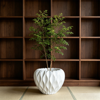 Pot de fleurs ovale blanc brillant à cannelures ondulées avec bord festonné pour la décoration moderne de la maison et du jardin