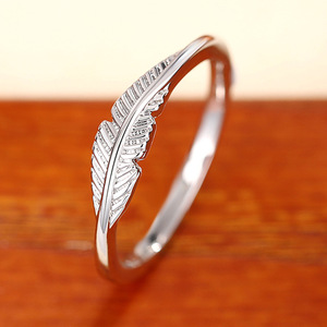 Anillo de boda de acero inoxidable con diseño de plumas T0140, anillo moderno unisex de moda para ocasiones de boda. - Product Image 6