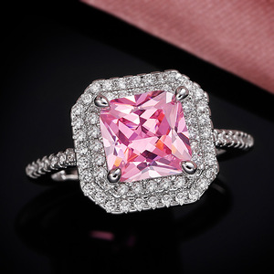Anello di Lusso con Gemma Quadrata Rosa per Donne, Elegante Gioiello da Dito alla Moda - Product Image 4