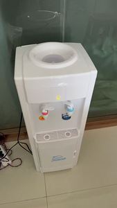 Dispensador de agua vertical YISO de nuevo diseño con carga superior, grifos separados para agua fría y caliente, enfriador de agua para dormitorio estudiantil. - Product Image 5