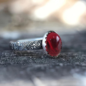 Anello con texture rosso sangue, stile vintage, elegante e alla moda, accessorio per abiti da festa e outfit quotidiani - Product Image 2