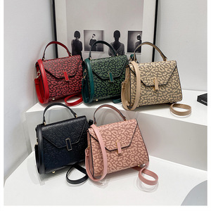 2025 새로운 패션 작은 사각형 플랩 레이디 가죽 핸드백 구슬과 자수 스카프 장식 내구성 여성의 핸드백 - Product Image 4