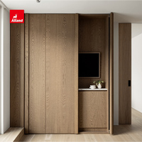 Armoire de cuisine en chêne massif avec cadre affleurant et porte Shaker en placage de chêne naturel Wabi-Sabi du groupe Alland, avec accessoires pour salon