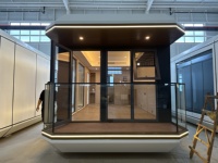 Maison conteneur modulaire extensible préfabriquée moderne mobile écologique avec porte de sécurité en acier et isolation en laine de roche, terrasse incluse