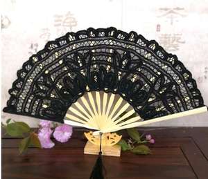 Éventail pliant en bambou pour mariée avec dentelle et motifs floraux peints, idéal pour décorations de mariage, fêtes et cadeaux - Product Image 6