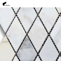 Tuiles de mosaïque en marbre naturel de Carrare Biano, forme losange, atmosphériques, exquises et modernes, pour la chambre à coucher, la salle de bain, l'intérieur/l'extérieur